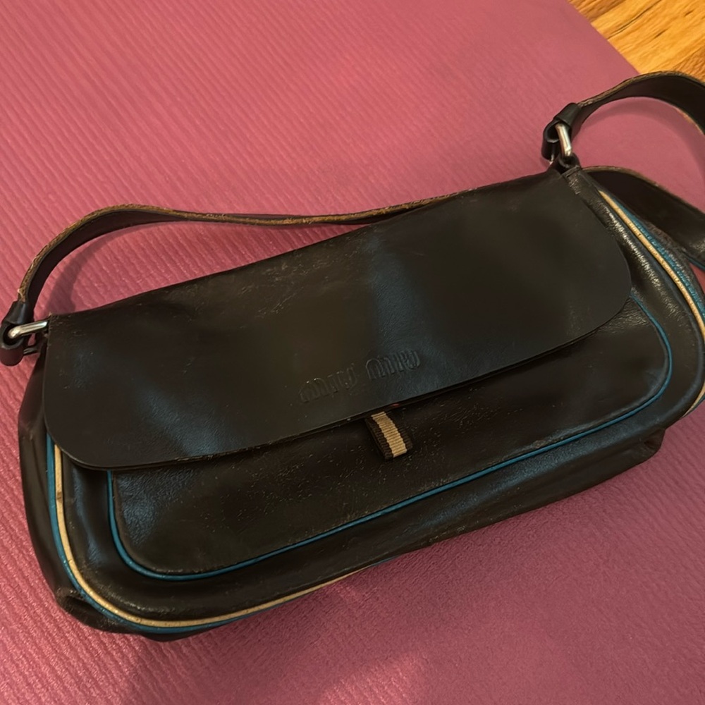 Miu miu small leather bag

Seems vintage?

Front flap needs a little repair